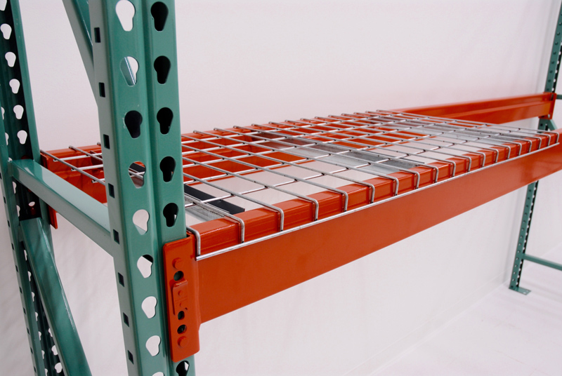 Wire mesh decking for pallet racking