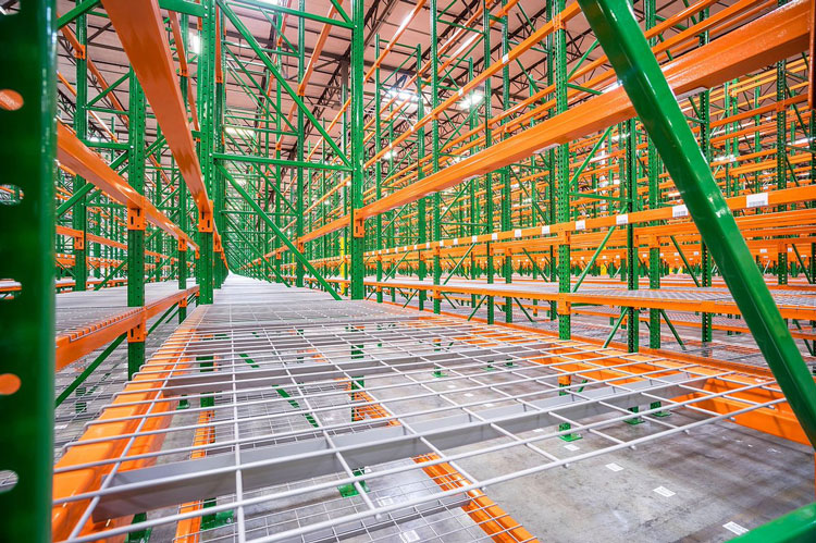 Wire mesh decking for pallet racking