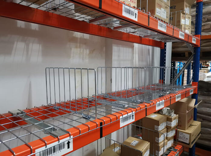 Vertical mesh decking dividers for heavy duty pallet rack