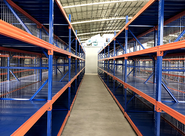 Advantages of adding wire decking to medium duty longspan shelving