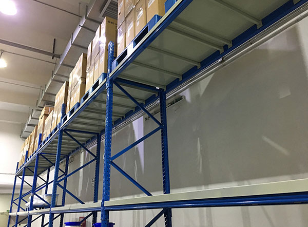 The advantage of adding laminate to heavy duty pallet rack