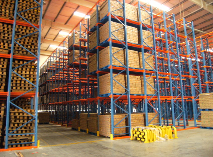 Which pallet is better for a cold storage racking system?