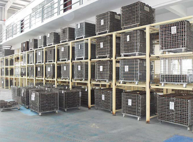 Precautions for placing storage cages on warehouse racks