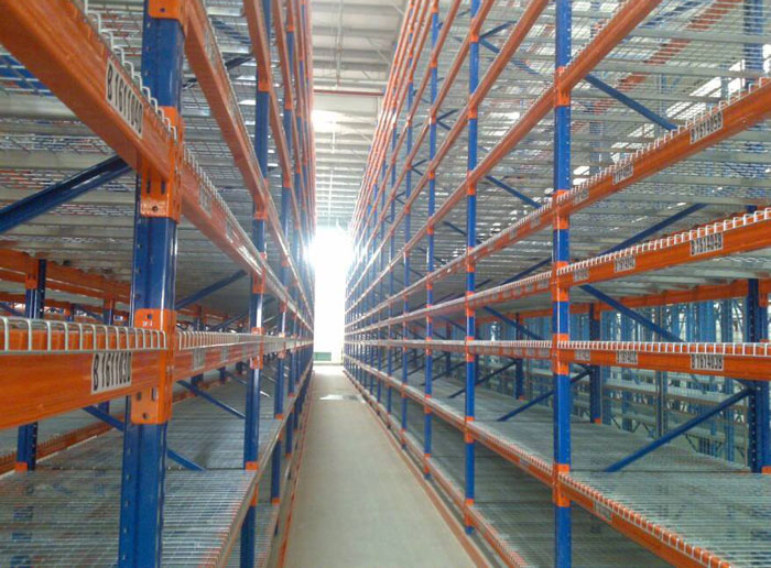 Wire deck for heavy duty industrial pallet rack