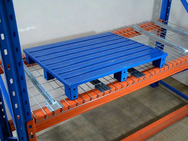 When should heavy duty steel pallets be used?